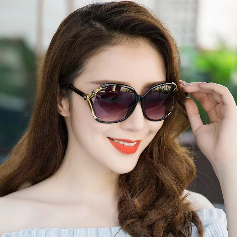 Classic Ladies Fashionable Sunglasses with a case