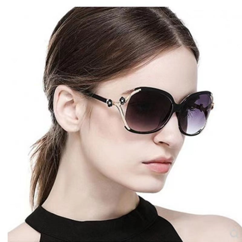 Classic Ladies Fashionable Sunglasses with a case